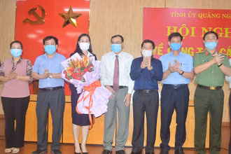 Các đại biểu chúc mừng đồng chí Bùi Thị Quỳnh Vân được bầu giữ chức Bí thư Tỉnh ủy Quảng Ngãi, nhiệm kỳ 2015-2020.