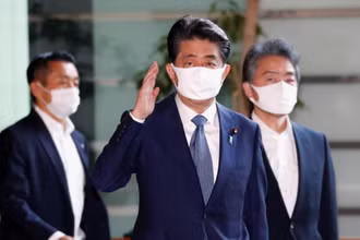 Thủ tướng Abe tại trụ sở văn phòng của ông, ngày 28-8. (Ảnh: Reuters)