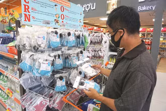 Người dân chọn mua khẩu trang vải kháng khuẩn tại một siêu thị thuộc Saigon Co.op.