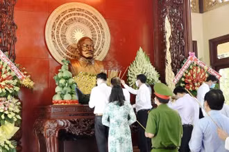 Các đại biểu thắp hương tưởng niệm Bác Tôn tại Khu lưu niệm Chủ tịch Tôn Đức Thắng.