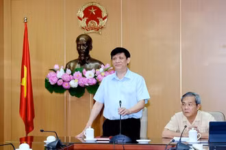 GS, TS Nguyễn Thanh Long phát biểu tại cuộc họp giao ban.