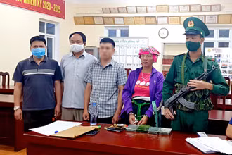 Đối tượng Lò Thị Ươi (thứ hai từ phải sang) cùng tang vật khi bị bắt giữ.