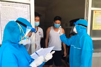 Nhân viên y tế kiểm tra sức khỏe các trường hợp phải cách ly tập trung tại ký túc xá Đại học Hải Dương.