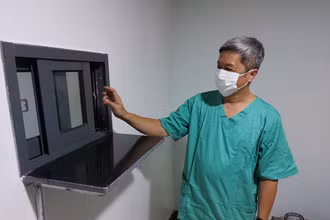 Thứ trưởng Nguyễn Trường Sơn kiểm tra công tác lắp đặt trang thiết bị y tế để đón bệnh nhân nặng.