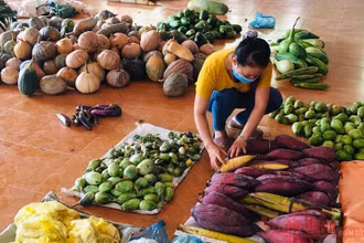 Đồng bào huyện Nam Trà My gom góp thực phẩm tặng người dân vùng dịch.