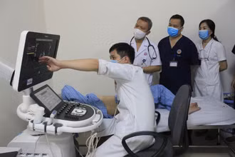 Bệnh nhân được siêu âm lại sau phẫu thuật.