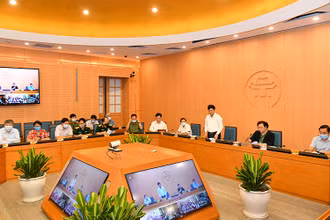 Cuộc họp trực tuyến của Ban Chỉ đạo Công tác phòng, chống dịch Covid-19 thành phố Hà Nội với các quận, huyện, thị xã. Ảnh: DUY LINH