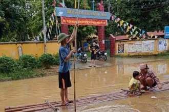 Nước lũ dâng cao khiến trung tâm xã Minh Chuẩn huyện Lục Yên ngập sâu.
