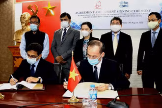 Ngày 7-8, Đại sứ Ấn Độ Pranay Verma và ông Vũ Văn San, Giám đốc Học viện Công nghệ Bưu chính Viễn thông (PTIT) đã ký kết Phụ lục Thỏa thuận giữa Học viện Công nghệ Bưu chính Viễn thông (PTIT), thuộc Bộ Thông tin và Truyền thông và Trung tâm Phát triển Tin học Nâng cao (CDAC), thuộc Bộ Điện tử và Công nghệ thông tin của Chính phủ Ấn Độ.