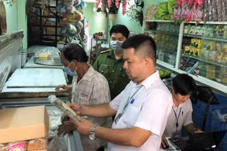 Đoàn kiểm tra liên ngành kiểm tra một cửa hàng bán đồ chay trên địa bàn TP Biên Hòa.