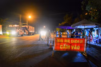 Chốt đêm lúc 0 giờ. (Ảnh: XUÂN SƠN)