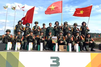 Đội tuyển Công binh bảo vệ thành công Huy chương Đồng cuộc thi Kíp xe công binh “Lộ trình an toàn” tại Army Games 2020. Ảnh: HUY LINH/QĐND
