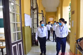 Chủ tịch UBND TP Hà Nội Nguyễn Đức Chung đi kiểm tra tại Điểm thi Trường THPT Phan Đình Phùng (Ba Đình, Hà Nội) (Ảnh: DUY LINH)