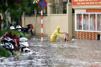 Người tham gia giao thông bất lực trong biển nước khi trở về nhà.