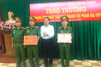 Chủ tịch UBND tỉnh Đồng Tháp Nguyễn Văn Dương khen thưởng Công an huyện Tân Hồng.