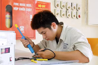 Đào tạo nghề điện tử - điện lạnh tại Trường cao đẳng nghề Kỹ thuật Công nghệ (Ảnh: HTTC).