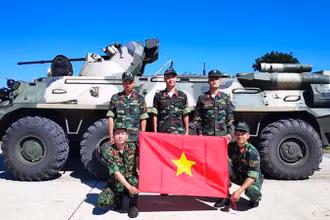 Năm thành viên đội tuyển Quân đội nhân dân Việt Nam tham gia cuộc thi “Bầu trời quang đãng” trong khuôn khổ Army Games 2020.