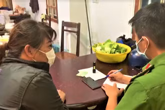 Đoàn kiểm tra công tác phòng, chống dịch Covid-19 của TP Buôn Ma Thuột lập biên bản các đối tượng vi phạm.