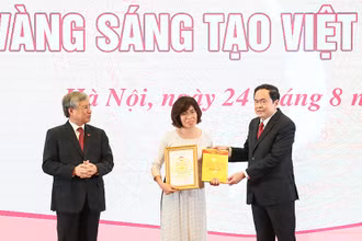 Thường trực Ban Bí thư Trần Quốc Vượng và Chủ tịch UBTƯ MTTQ Việt Nam Trần Thanh Mẫn tôn vinh đại diện tác giả, nhóm tác giả có công trình, giải pháp sáng tạo khoa học - công nghệ tiêu biểu năm 2020. Ảnh: Quang Vinh
