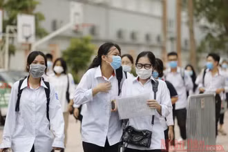 Thí sinh ra về sau buổi thi ngày 9-8 (Ảnh: DUY LINH)