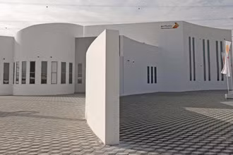 Một tòa nhà in 3D ở Dubai, Ấn Độ đã sử dụng công nghệ này để xây dựng toàn bộ mặt tiền kiến ​​trúc. Ảnh: Reuters