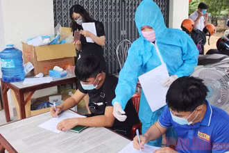 Nhân viên y tế tại chốt hướng dẫn người tham gia giao thông khai báo y tế bắt buộc khi qua địa bàn Quảng Trị.