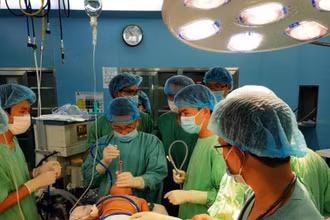 Các bác sĩ tiến hành soi thanh khí phế quản để lấy dị vật cho cháu bé. (Ảnh: Bệnh viện cung cấp)