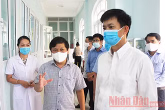 Bí thư Tỉnh ủy Quảng Trị Lê Quang Tùng (bên phải) thăm động viện cán bộ, nhân viên CDC Quảng Trị .