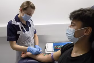 Nga sẽ tiêm miễn phí vaccine ngừa Covid-19 cho người dân. (Nguồn: AP)