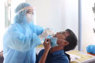 Lấy mẫu xét nghiệm lực lượng trực tiếp phòng, chống dịch.
