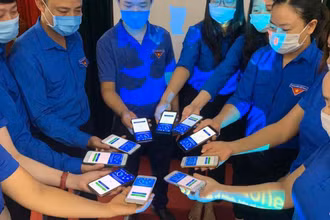 Thanh niên tình nguyện là lực lượng xung kích trong cuộc vận động toàn dân cài đặt Bluezone. 