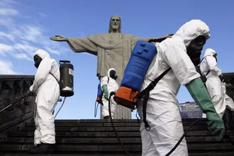 Nhà chức trách Brazil cho khử trùng khu vực Tượng Chúa cứu thế trước khi đón du khách trở lại (Ảnh: REUTERS)