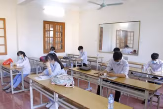Tám thí sinh ở vùng dịch Covid-19 được bố trí phòng thi cách ly tại điểm thi trường THPT Hưng Nhân (Hưng Hà, tỉnh Thái Bình).