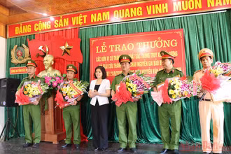 Khen thưởng các đơn vị điều tra, giải cứu thành công cháu bé