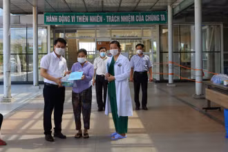 Bệnh viện đa khoa T.Ư Quảng Nam trao thủ tục ra viện cho các BN mắc Covid-19.