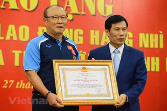 HLV Park Hang Seo là người nước ngoài đầu tiên được trao Huân chương Lao động hạng nhì ở khía cạnh thể thao bóng đá. (Ảnh: Vietnam+/TTXVN)