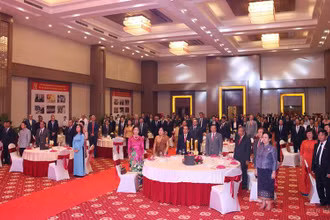 Các đồng chí lãnh đạo cấp cao Lào, Đại sứ Việt Nam tại Lào cùng hàng trăm đại biểu dự lễ kỷ niệm 75 năm Quốc khánh Việt Nam, tối 28-8.