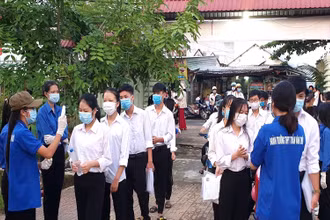 Các hoạt động tình nguyện, tiếp sức mùa thi gây ấn tượng tại vùng sông nước Cà Mau. 