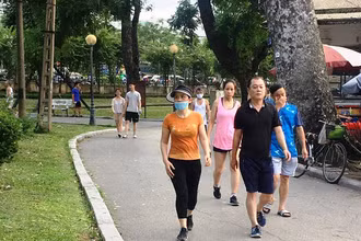 Nhiều người dân vẫn lơ là việc đeo khẩu trang khi ra ngoài đường.
