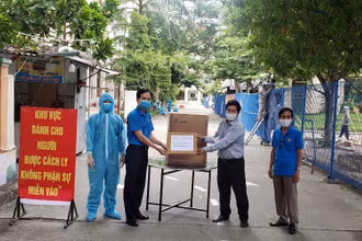 Trao hỗ trợ cho khu cách ly.