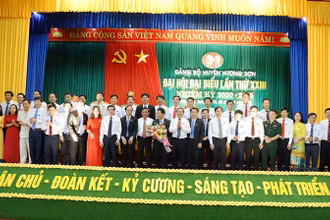 Đồng chí Trần Cẩm Tú cùng lãnh đạo tỉnh Hà Tĩnh tặng hoa chúc mừng Ban Chấp hành Đảng bộ huyện Hương Sơn, khóa XXIII.