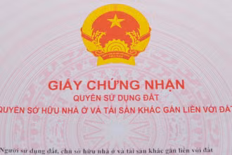Chuyên viên phòng đăng ký đất đai cho người quen “mượn” 19 sổ đỏ.