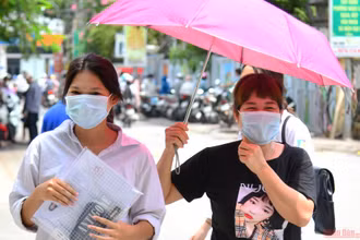 Không quản ngại vất vả, chăm chút cho các thí sinh từ miếng ăn, giấc ngủ mà cho đến khi vào phòng thi, phụ huynh vẫn dõi theo, ngóng trông con em mình. 