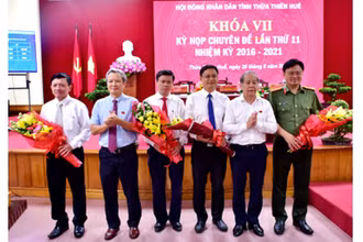 Lãnh đạo tỉnh tặng hoa chúc mừng tân Phó Chủ tịch UBND tỉnh Nguyễn Thanh Bình (thứ 3 từ bên phải) và các Ủy viên UBND tỉnh Thừa Thiên Huế vừa được bầu bổ sung. 
