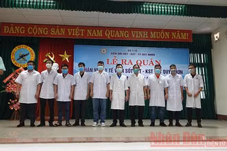 Đoàn công tác trước lúc lên đường.
