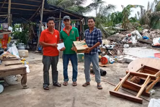 Đại diện Hội CTĐ tỉnh Kiên Giang trao quà, hỗ trợ các gia đình bị ảnh hưởng bão số 2. (Ảnh: Hội CTĐ Việt Nam cung cấp)