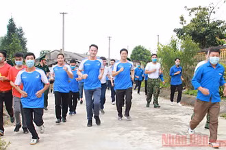 Đại diện T.Ư Hội LHTN Việt Nam, các đơn vị liên quan cùng thanh niên địa phương chạy bộ hưởng ứng chặng hai chương trình “Những bước chân vì cộng đồng” tại huyện Hoàng Su Phì.
