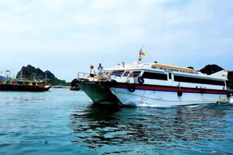 Hiện, tàu chở khách ra các tuyến đảo của Quảng Ninh đã tạm dừng hoạt động, do ảnh hưởng của thời tiết.