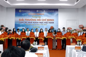 Khai trương Trưng bày Giải thưởng Hồ Chí Minh của các nhà khoa học Việt Nam.