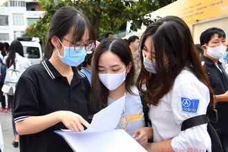 Thí sinh sau buỏi thi môn Ngữ văn Kỳ thi tốt nghiệp THPT 2020 sáng 9-8 (Ảnh: THUỶ NGUYÊN)
